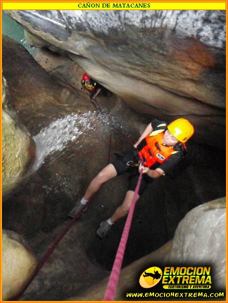 CAÑON DE MATACANES TE ESPERAN 2 RAPELES EN CASCADAS, MULTIPLES SALTOS AL AGUA, TOBOGANES NATURALES Y HASTA RIOS SUBTERRANEOS QUE TENDRAS QUE CRUZAR, VIVE ESTA AVENTURA.